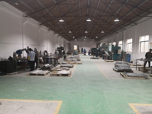  線性排水溝生產(chǎn)現(xiàn)場(chǎng)